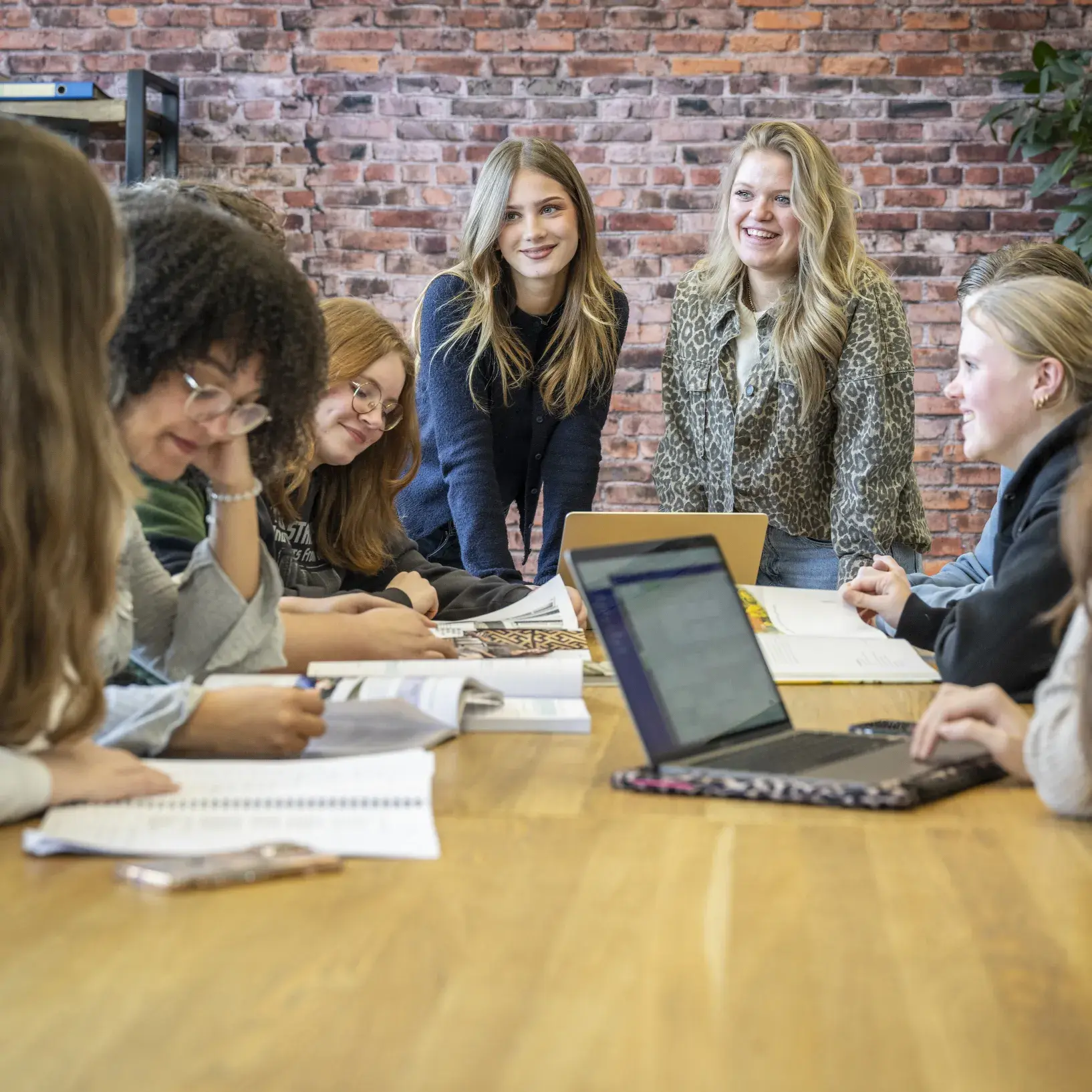 Studenten aan het werk in studielandschap