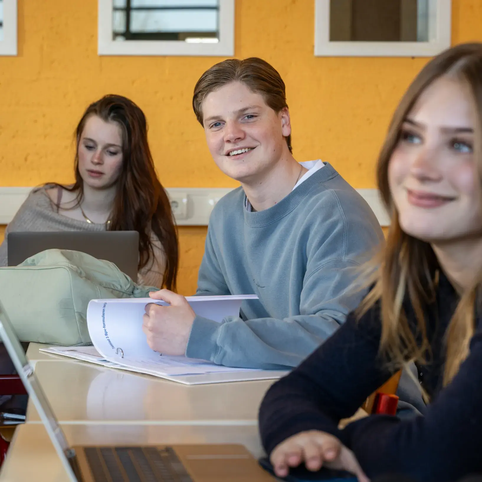 jongen en klasgenoten in klaslokaal