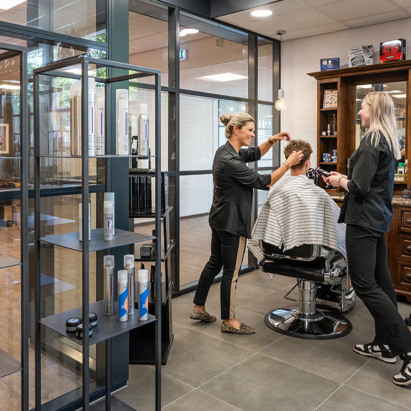 Docent en student kapper in salon @PUUR