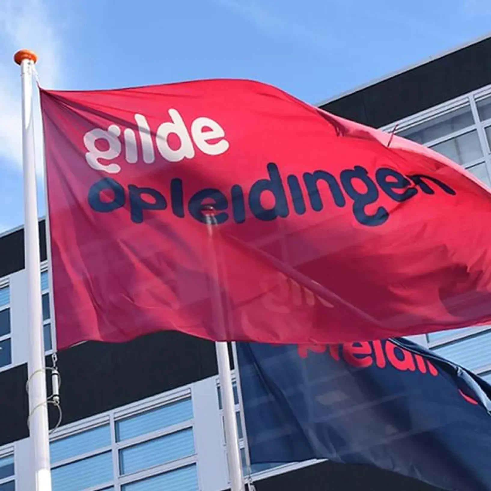 Een vlag met het logo van Gilde Opleidingen