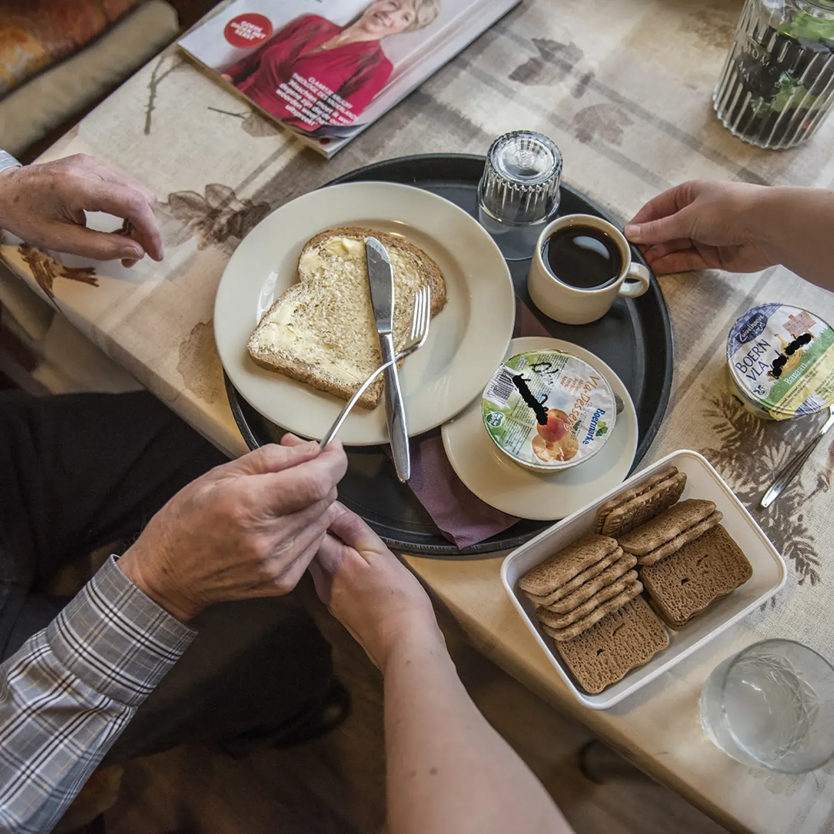 Serveren ontbijt bij oudere dame