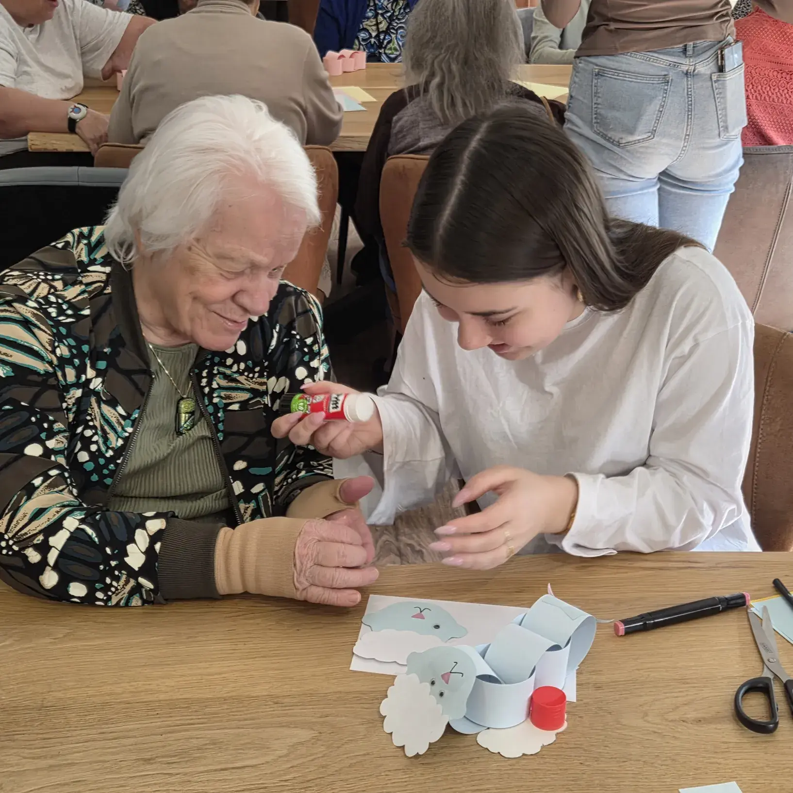 Bewoner en student creatief aan de slag