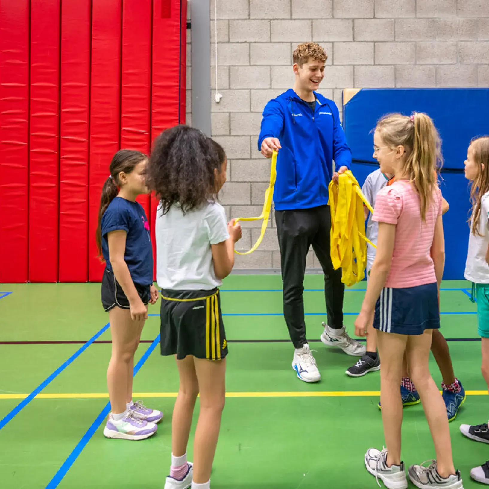 Jongen deelt lintjes uit voor sportactiviteit