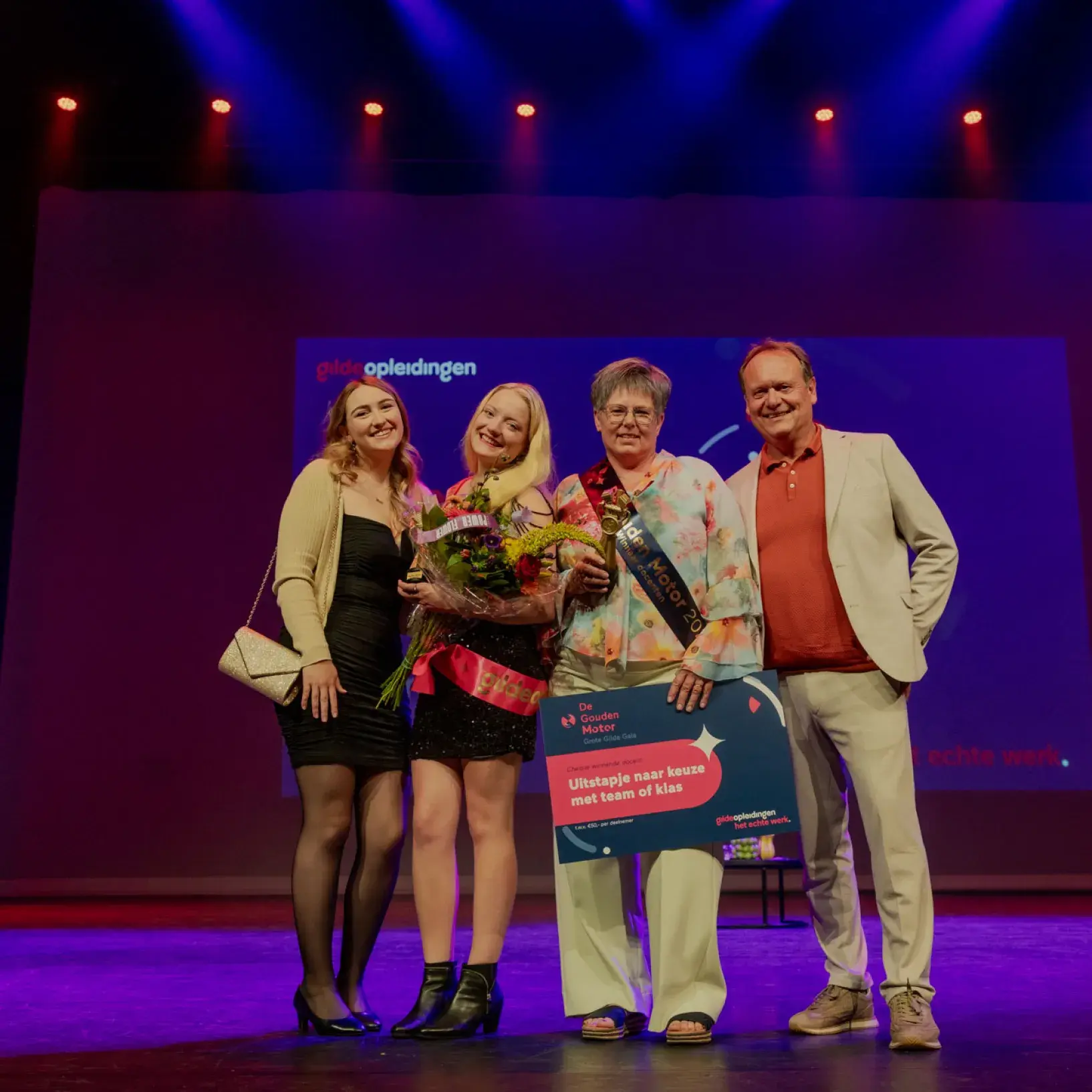 Groepsfoto op podium met prijs 