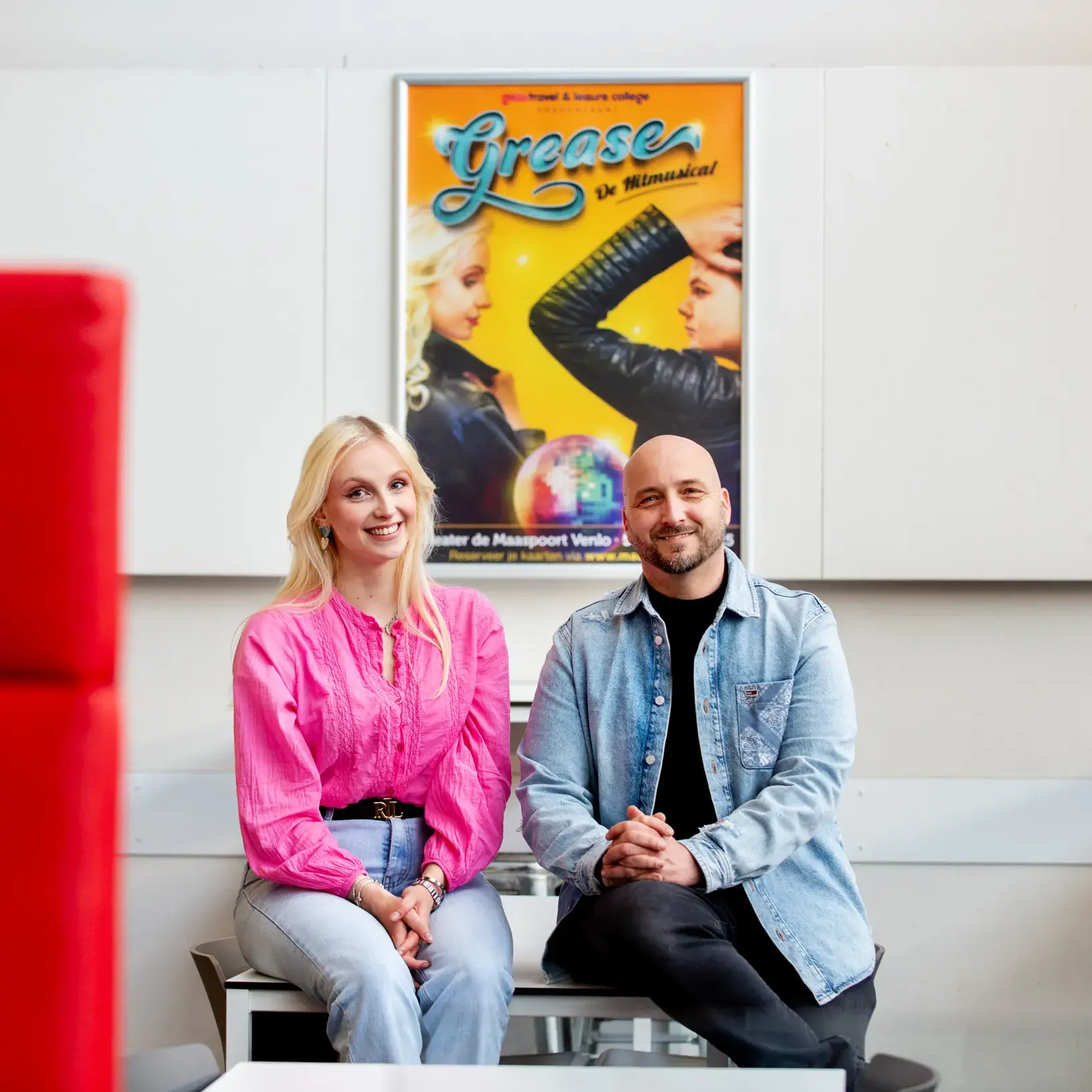 Student en docent poseren voor poster Grease