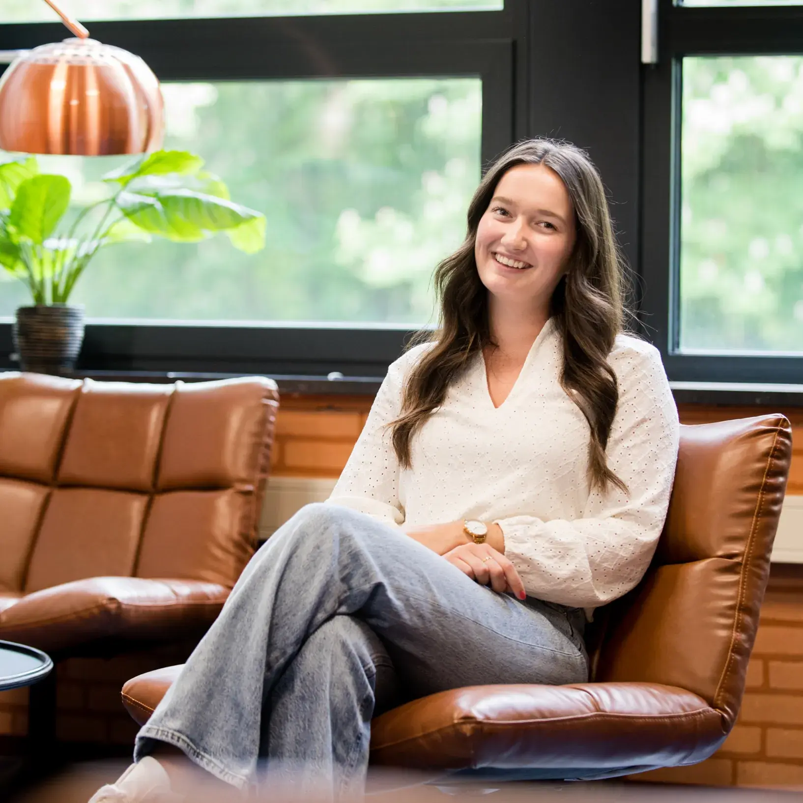 Vrouw poserend op fauteuil