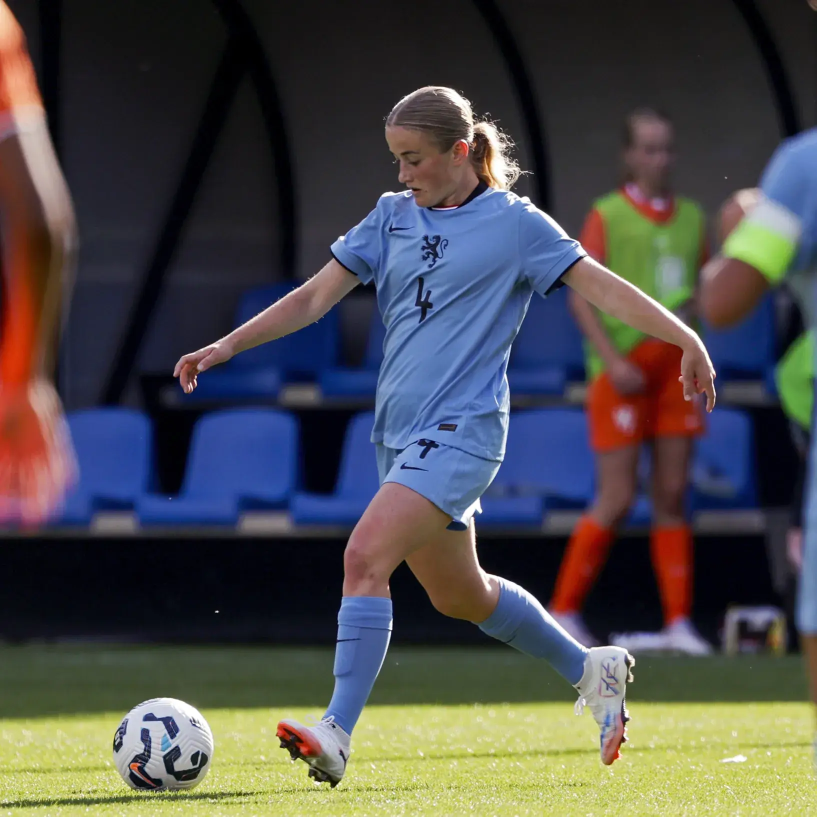 Dame die voetbalt op voetbalveld