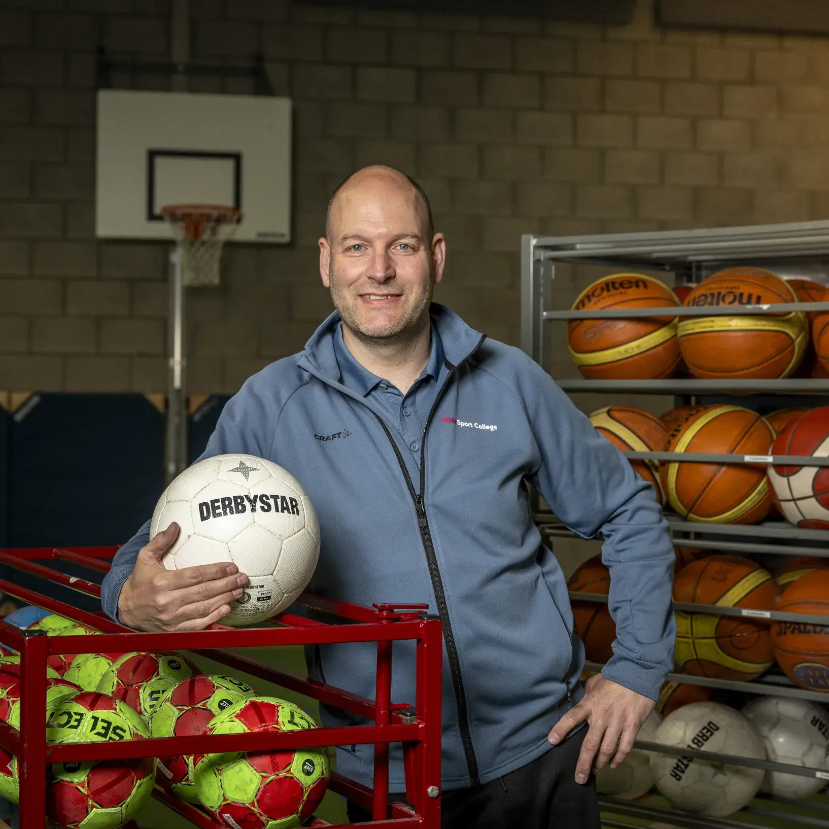 Man met bal in gymzaal