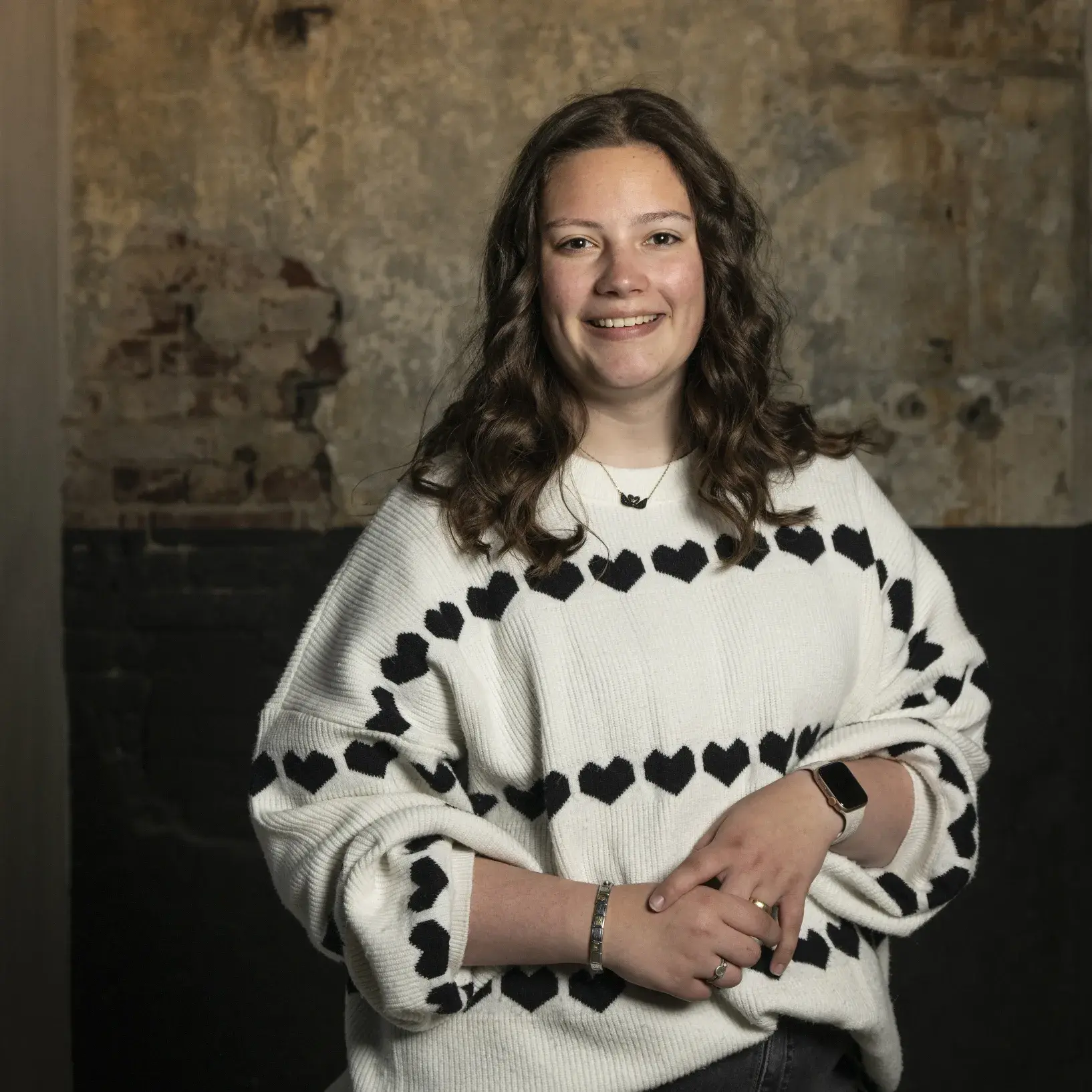 Vrouw lachend en poserend