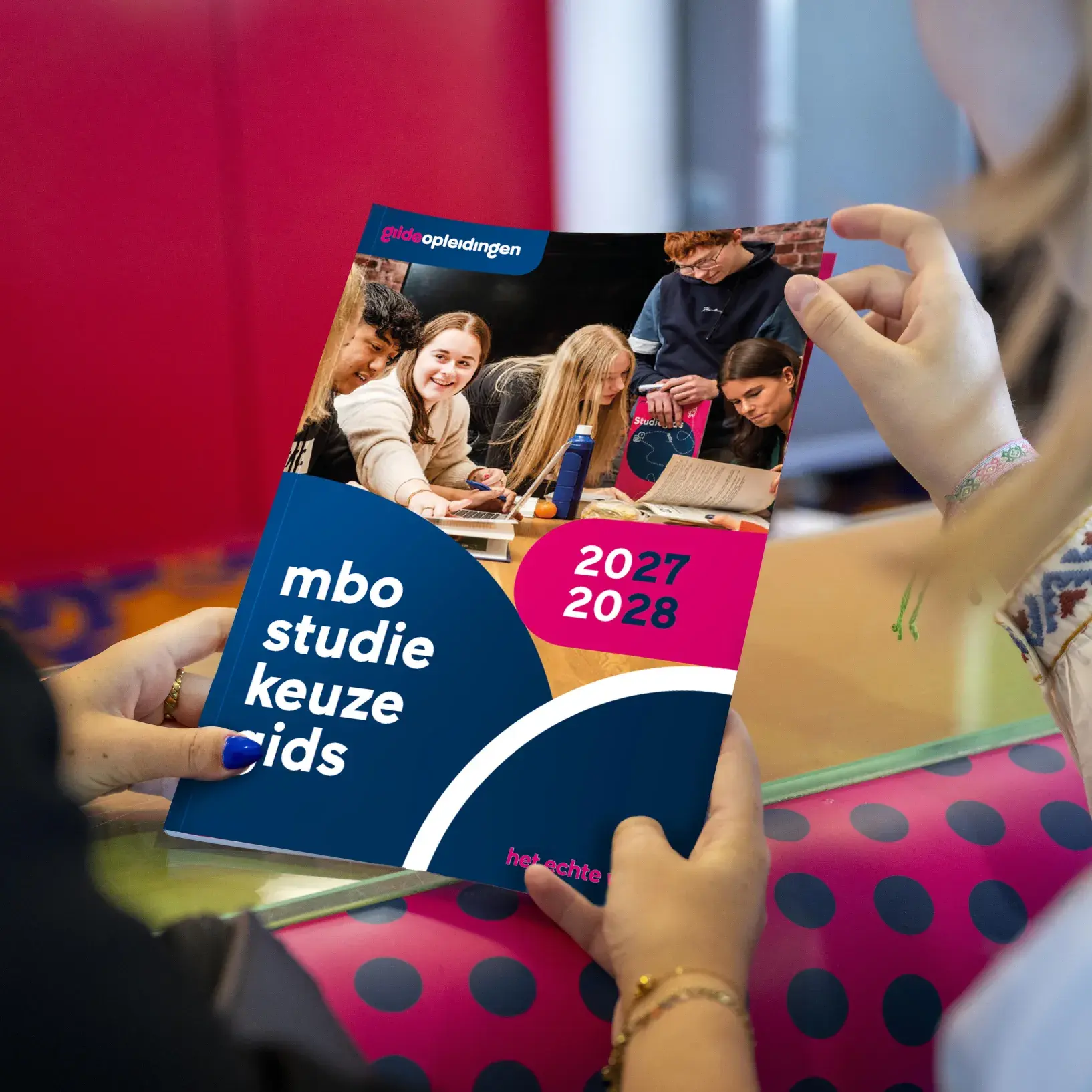 Studiekeuzegids in handen van studenten