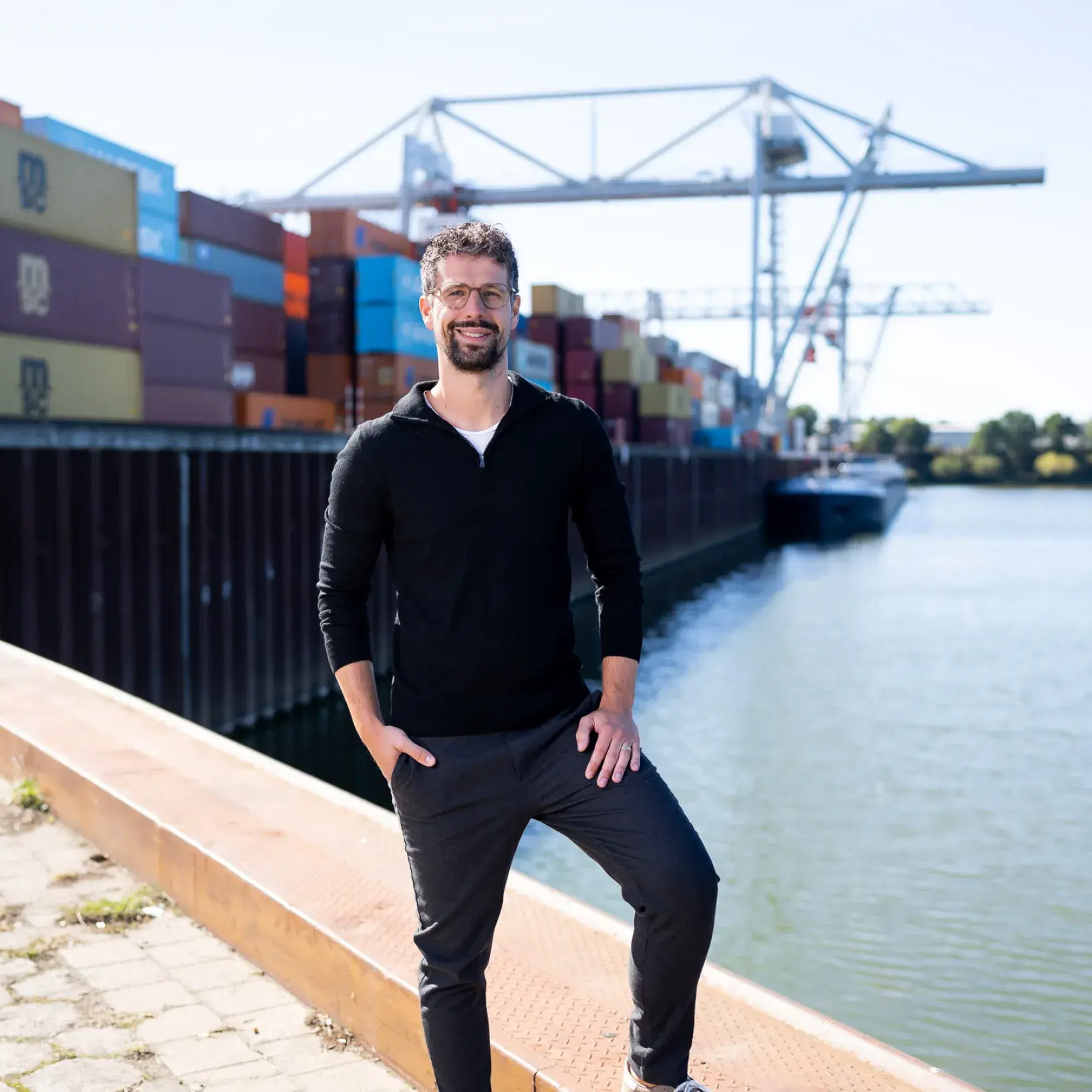 Man poserend voor transportsector